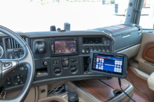 Boordcomputer in cabine van een vrachtwagen