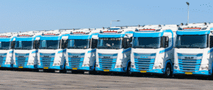 Geparkeerde DAF vrachtwagens op een bedrijventerrein met boordcomputer