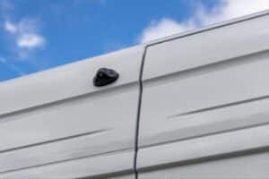 Achteruitrijcamera gemonteerd op een bedrijfswagen voor verbeterde voertuigveiligheid