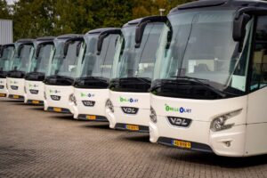 VDL bussen geparkeerd voor efficiënt transportbeheer en urenregistratie van chauffeurs.
