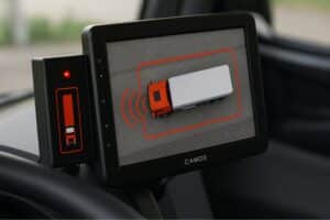 EasyDetect-systeem van Rietveld toont live bovenaanzicht van een vrachtwagen ter ondersteuning van obstakeldetectie en veilig manoeuvreren.