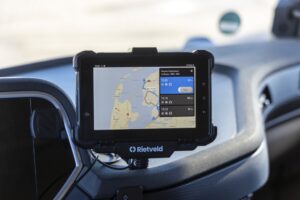 Overzicht van rit- en tijdregistratie in EasyHours op een computerscherm, met visuele weergave van gewerkte uren en activiteiten.